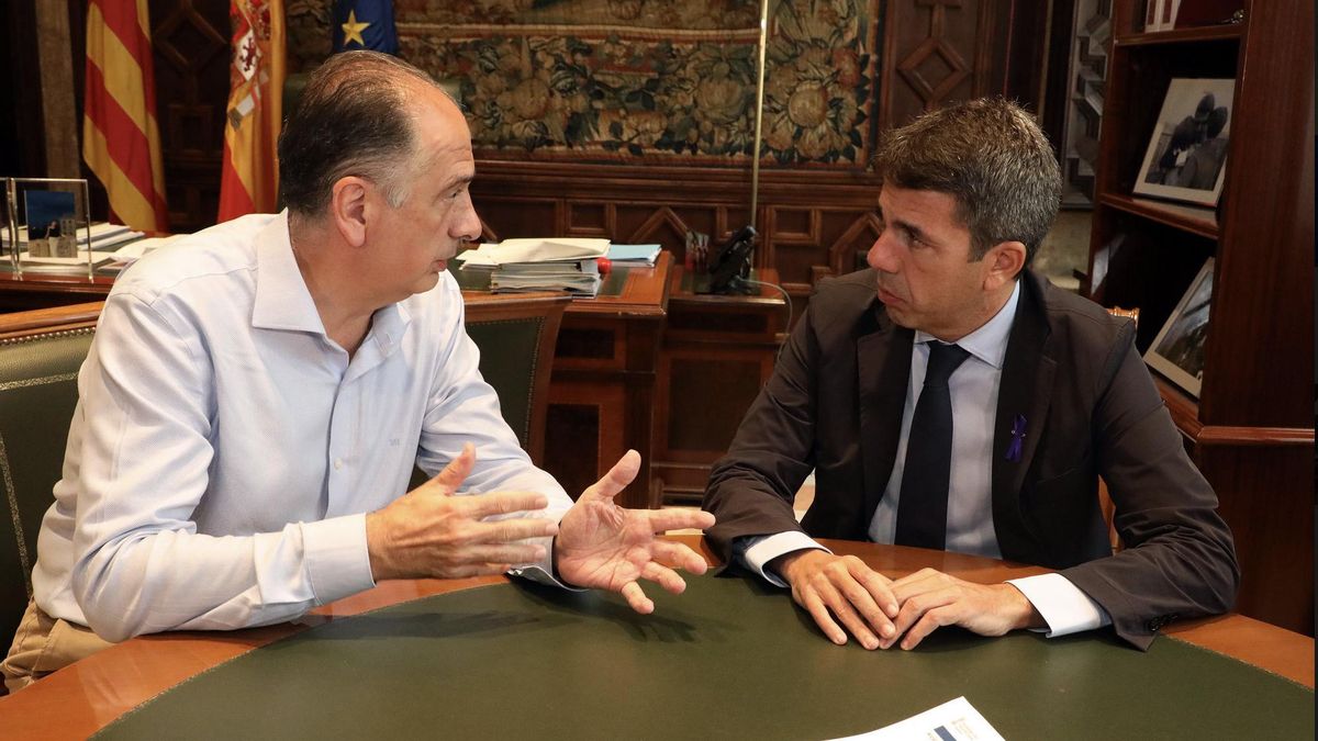 El president Carlos Mazón y el conseller de Emergencias, Juan Carlos Valderrama, en una imagen de archivo.