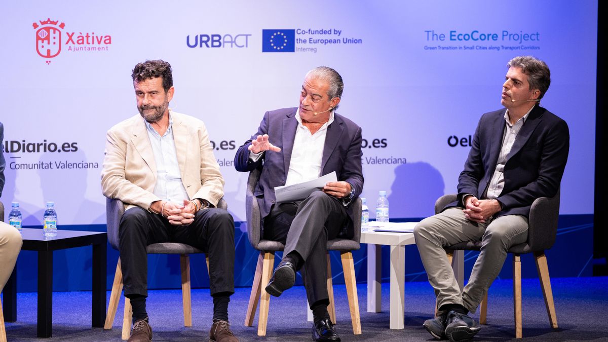 Rafael García, Secretario de empresas estratégicas y transición verde CCOO del País Valencia; Andrés Sevila, secretario de la Cámara de Comercio de Alicante; y Javier Gisbert, Presidente de la Federación de Empresas Constructoras de Obra Pública de la provincia de Alicante (FOPA), intervienen en el II Foro Municipalista Corredor Mediterráneo.
