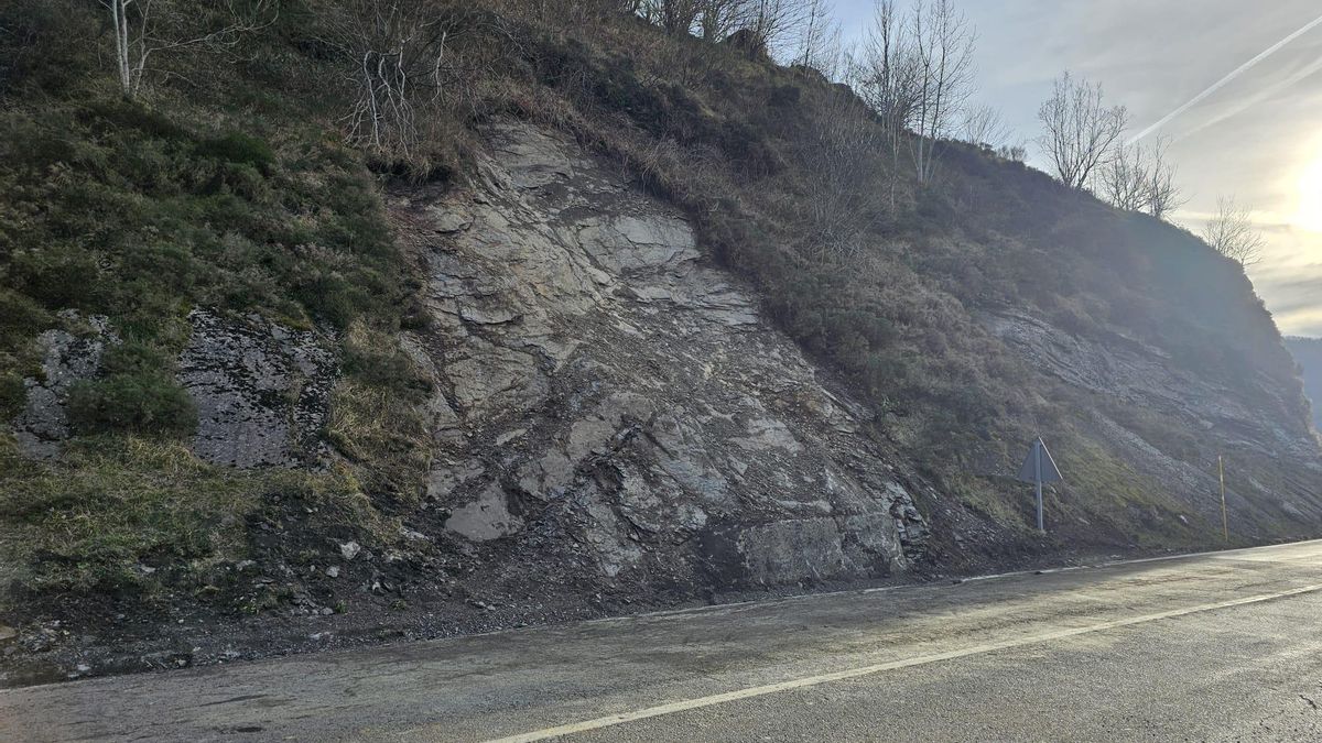 Desprendimiento a la altura del kilómetro 81 de la N 630 en Puerto Pajares.