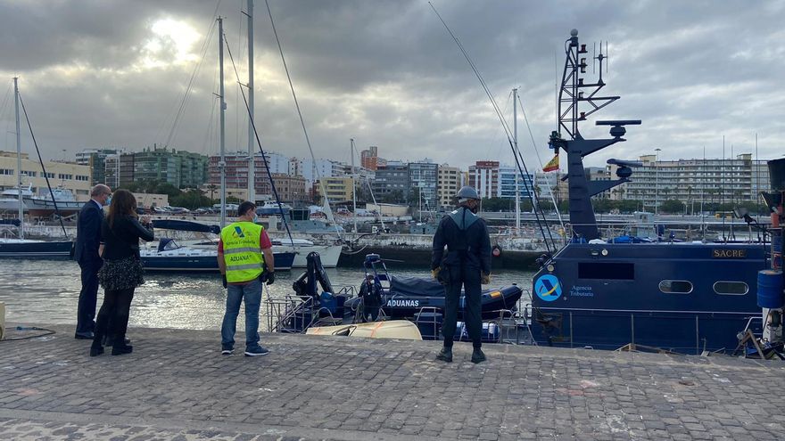 La embarcación aprehendida ha llegado esta martes a la Base Naval de Las Palmas para la puesta a disposición judicial de la droga y los detenidos