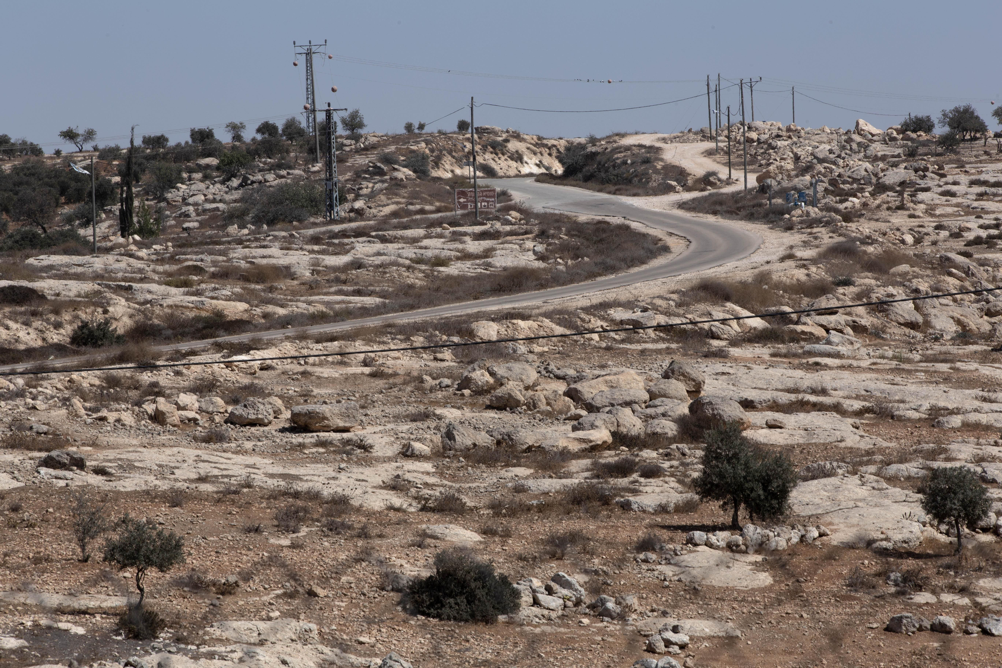 La carretera que pasa por la aldea palestina de Susiya, situada entre el asentamiento israelí y un sitio arqueológico del mismo nombre.