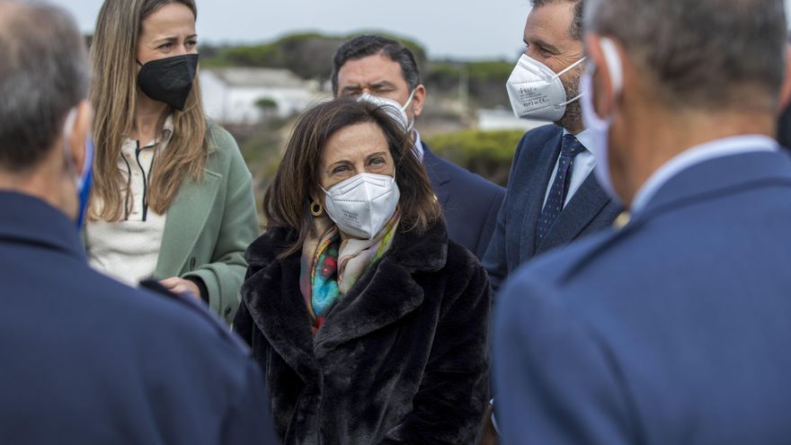 La ministra de Defensa, Margarita Robles, en el centro de experimentación de El Arenosillo, en Moguer (Huelva).