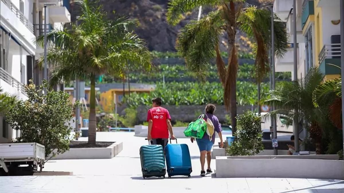 Más de 1.100 familias de Puerto Naos y La Bombilla han regresado a sus viviendas tras el control y gestión de los gases del volcán