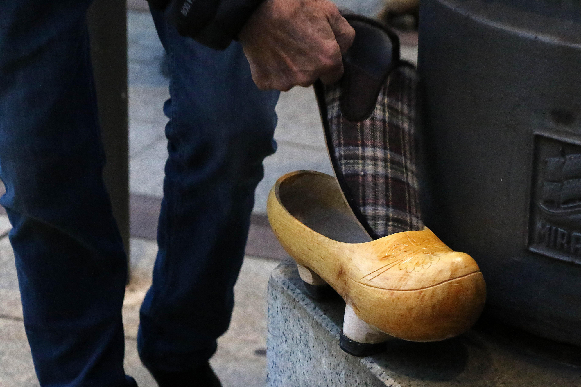 Con madreñas y a lo loco por el centro de León