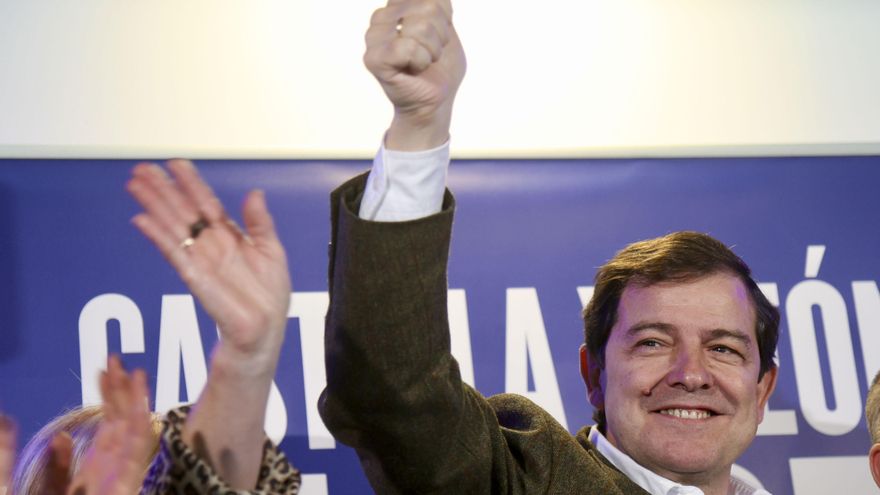 Mañueco suspende su agenda electoral para ir a Miranda de Ebro, donde han muerto tres personas en un incendio