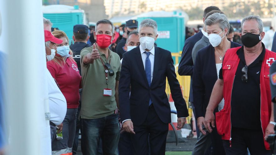 El ministro del Interior, Fernando Grande-Marlaska, visita el muelle de Arguineguín