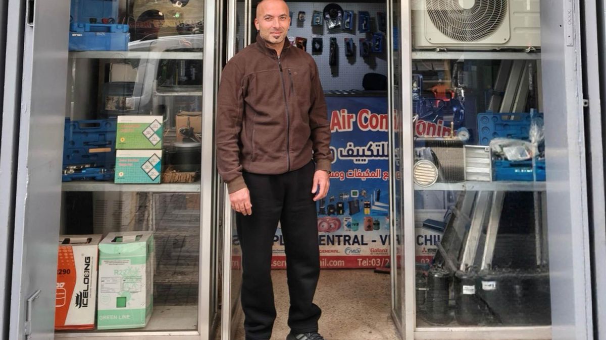 Mohammad Darwish AlSiri posa frente a su tienda