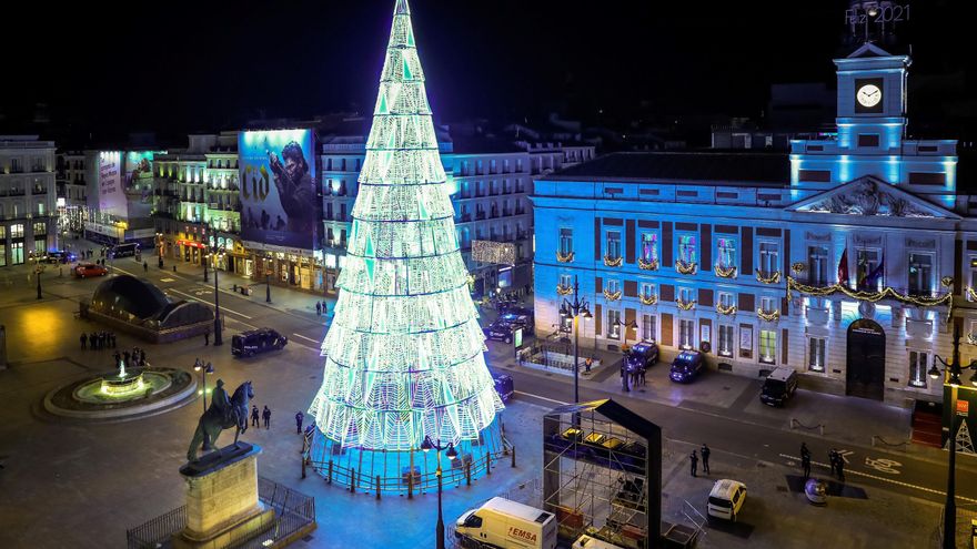 Imagen de la Puerta del Sol de Madrid hoy Miércoles, cerrada ante la prohibición de la tradicional celebración que se suceden todos los años en la víspera de las campanadas de Fin de Año