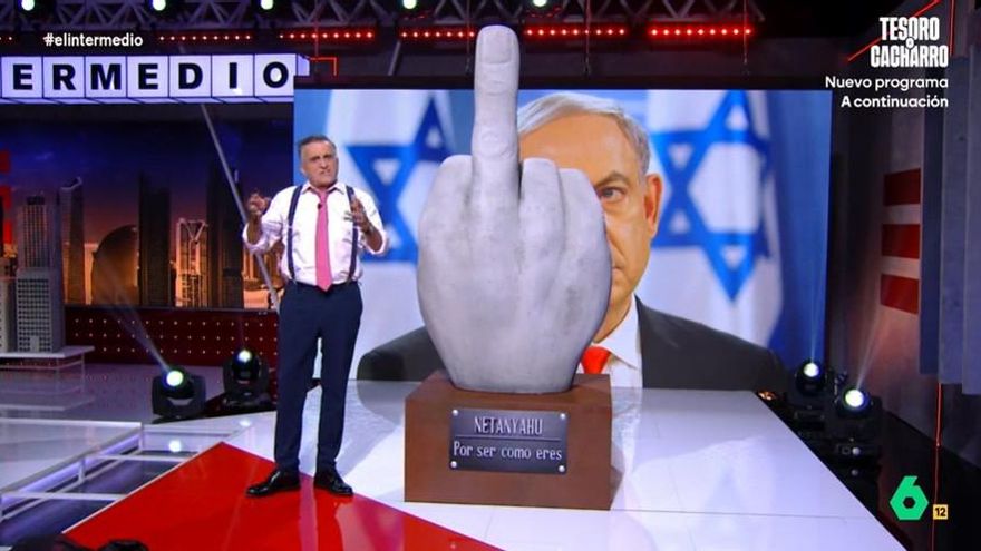 'El Intermedio' regaló a Netanyahu una peineta gigante por su cumpleaños: "No lo cambiará por una noche en el resort de Gaza"