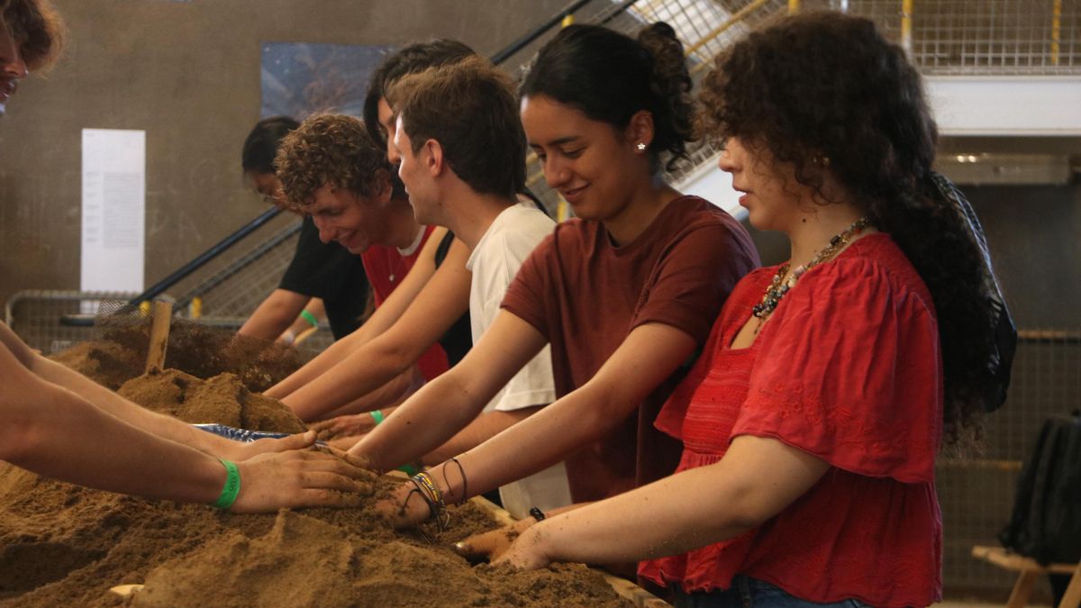 Estudiantes internacionales trabajan en el montaje de una de las exposiciones
