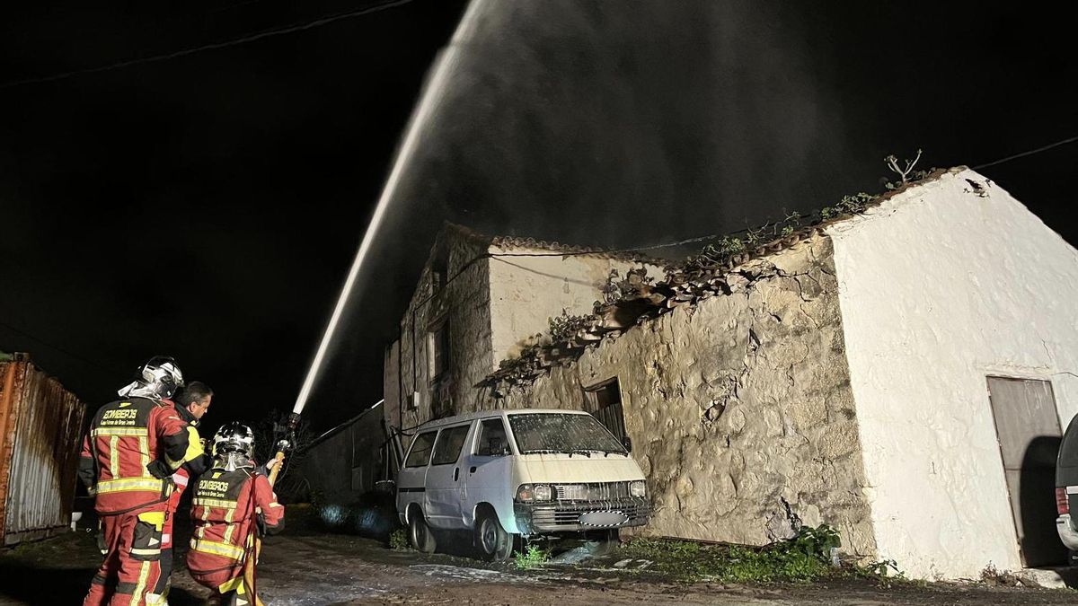 Bomberos de Las Palmas de Gran Canaria consiguen extinguir un incendio en una finca de Lomo Sabinal tras 24 horas