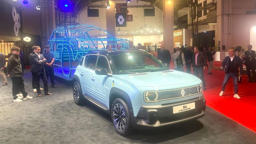 El R4 E-Tech es uno de los principales atractivos del vistoso 'stand' de Renault.