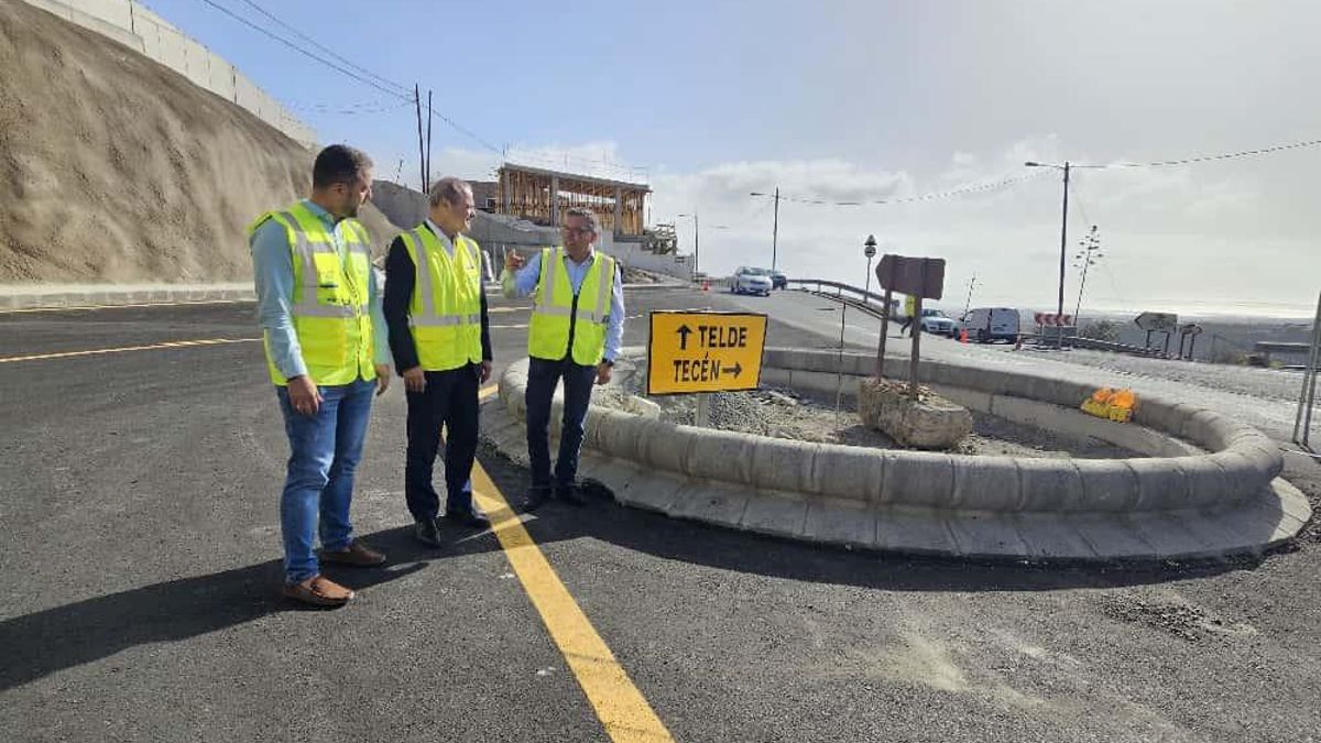 El vicepresidente y consejero de Obras Públicas del Cabildo, Augusto Hidalgo, ha asistido a la puesta en servicio parcial de la nueva rotonda de Tecén junto a los alcaldes de Telde y Valsequillo, Juan Antonio Peña y Francisco Atta.
