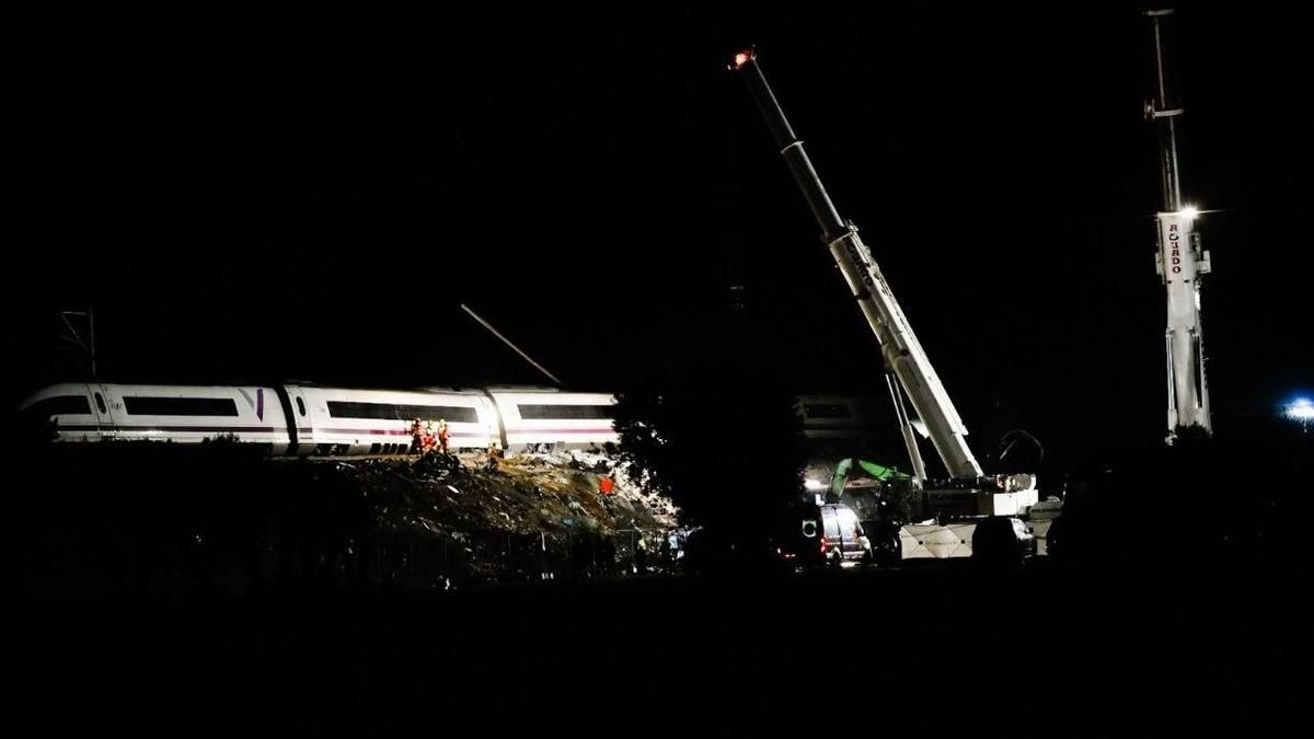 Los servicios de rescate trabajan en la zona del choque de los trenes de Urda.