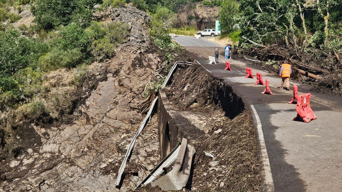 La carretera de acceso al Valle de Fornela, destrozada por una tormenta y los arrastres de los incendios del verano 2025.