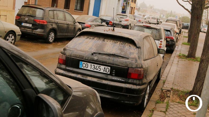 Los coches aparcados han amanecido llenos de barro