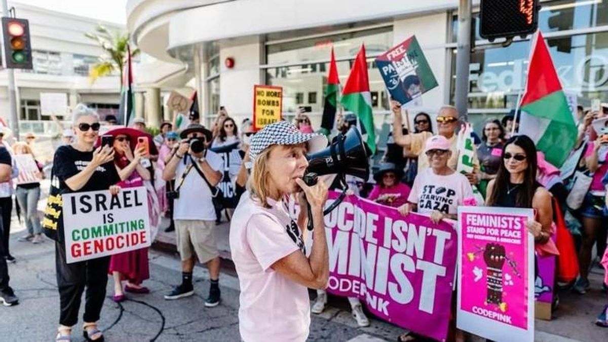 La activista Medea Benjamín sostiene un megáfono durante una protesta propalestina en Estados Unidos la semana pasada