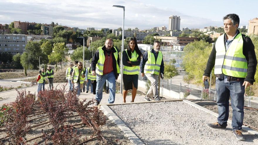 Alberto Serrano y Begoña Villacís caminan por el circuito cardiosaludable, cuya inauguración está prevista para finales de año.