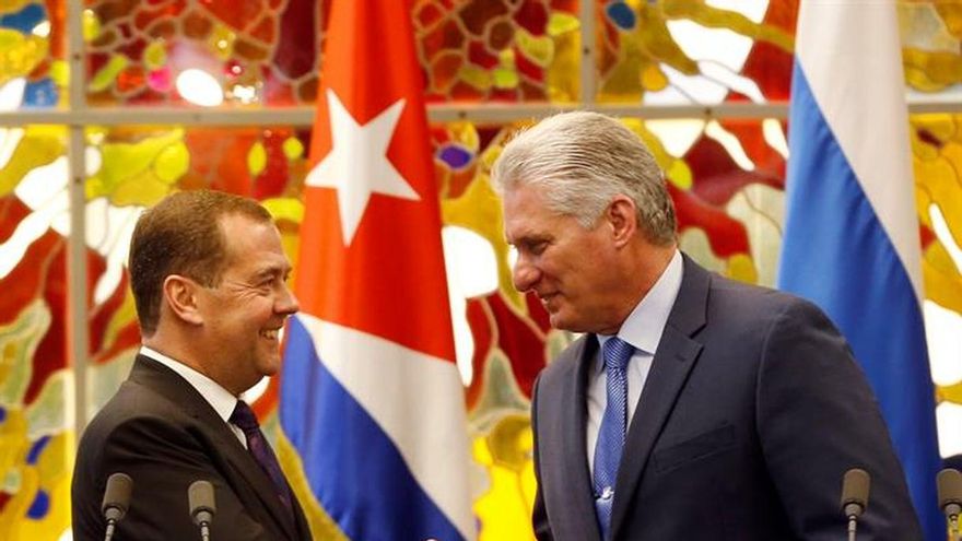 El presidente de Cuba, Miguel Díaz-Canel Bermúdez (d), fue registrado este jueves al saludar al primer ministro de Rusia, Dmitri Medvédev (i), en La Habana (Cuba).