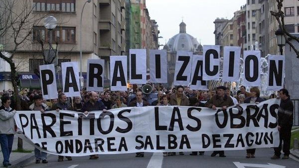 Manifestación para pedir la paralización de las obras del parking