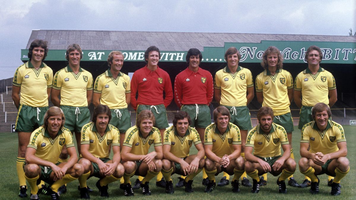 La plantilla del Norwich durante la temporada de 1976, con Tony Powell (de pie, segundo por la derecha)