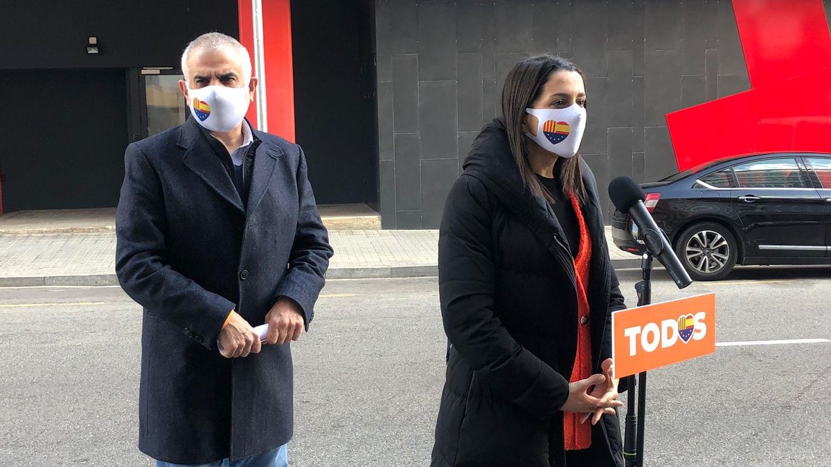 La presidenta de Ciudadanos, Inés Arrimadas, junto al candidato de Cs a la Presidencia de la Generalitat, Carlos Carizosa, en Barcelona.