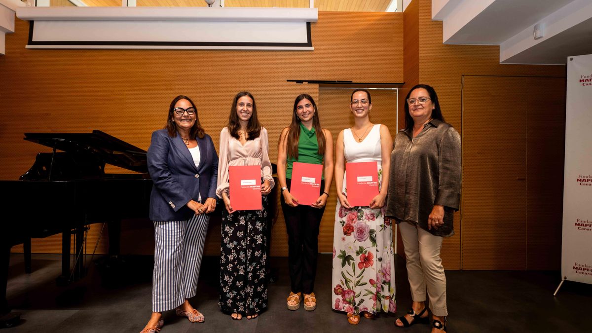 Las tres jóvenes que han recibido la beca de la Fundación MAPFRE Canarias 2025 2026.