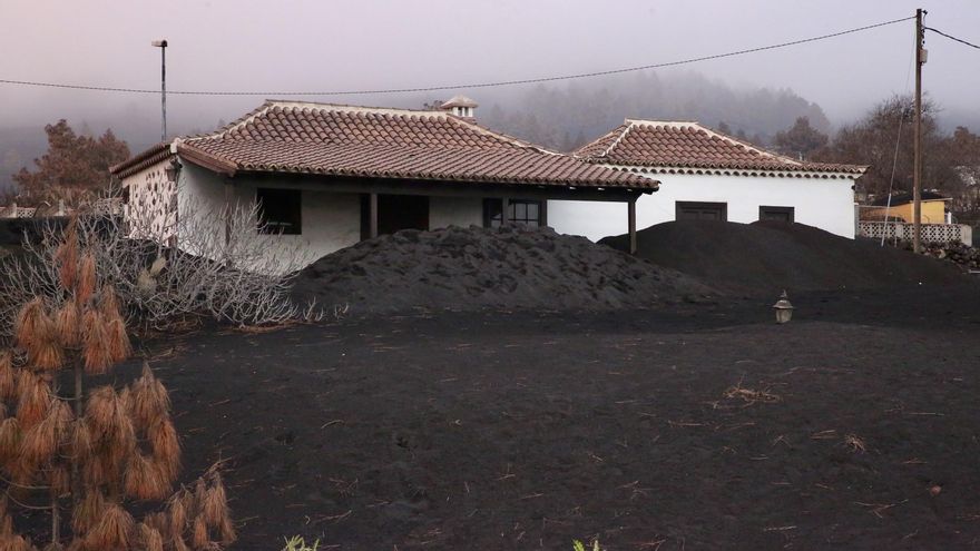 Viviendas con tejados despejados de ceniza en Las Manchas.