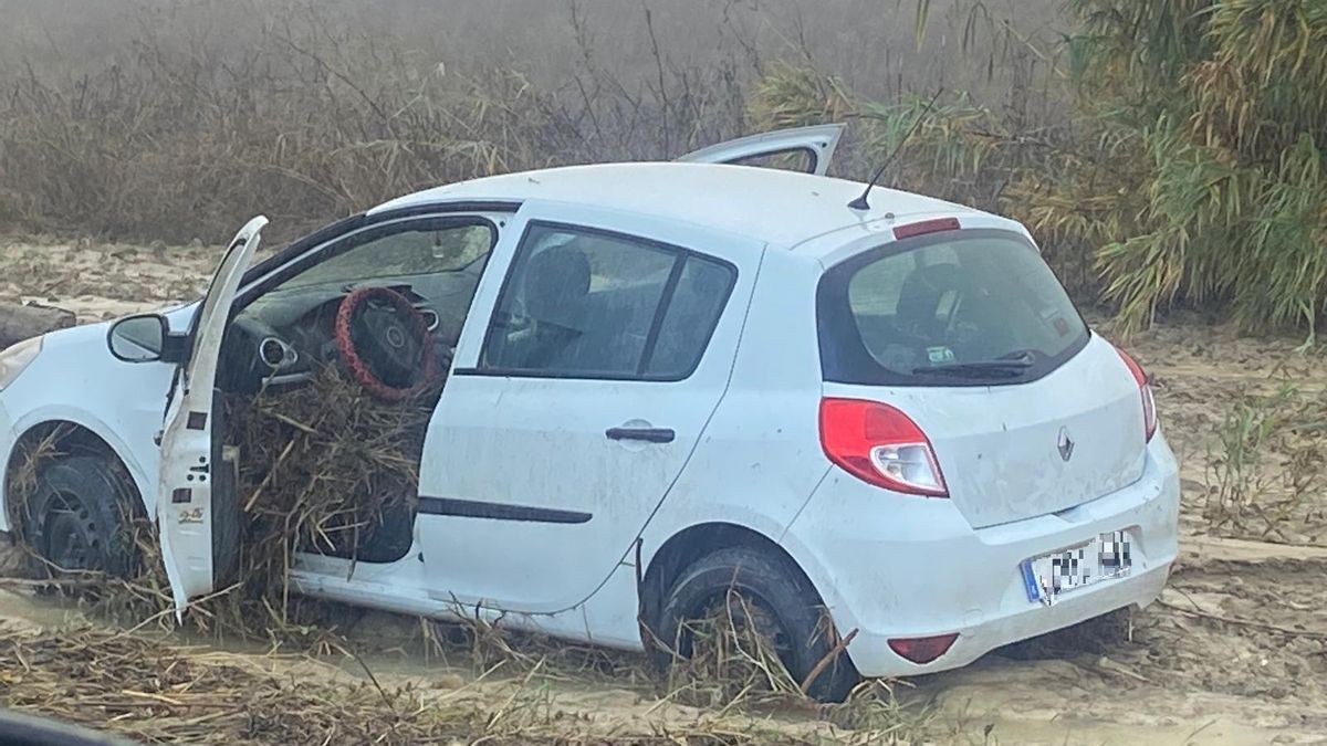 Así quedó el coche en el que estuvieron a punto de ahogarse tres personas arrastradas por el agua