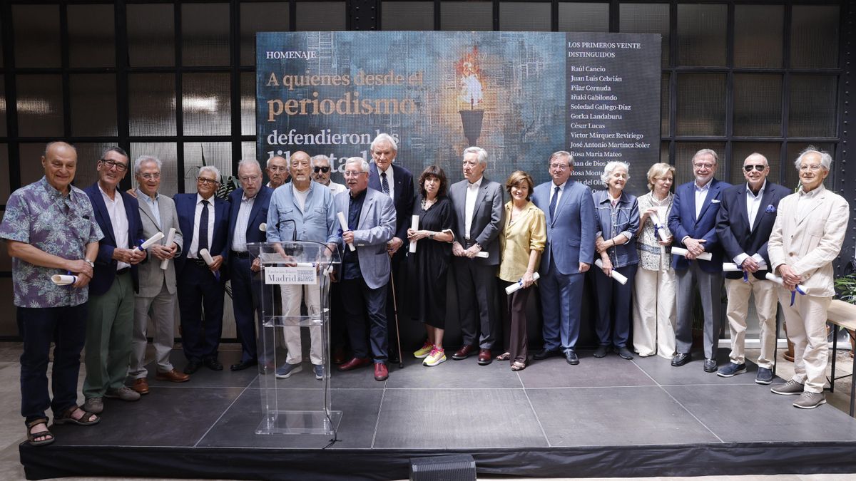 Foto de familia de los 20 periodistas que la Asociación de Periodistas Europeos y la Fundación Diario Madrid han otorgado un reconocimiento por su defensa de las libertades, este lunes en Madrid.