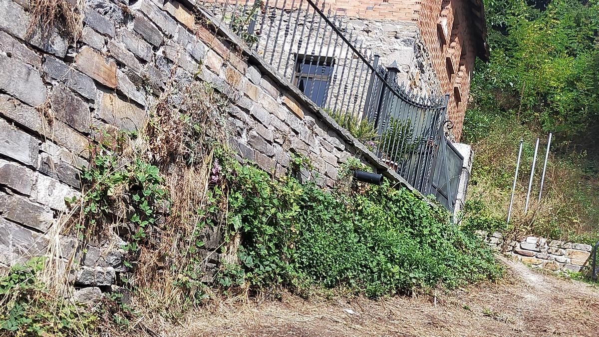 Vecinos de la calle La Poza de Villablino denuncian abandono del Ayuntamiento al barrio de La Corradina
