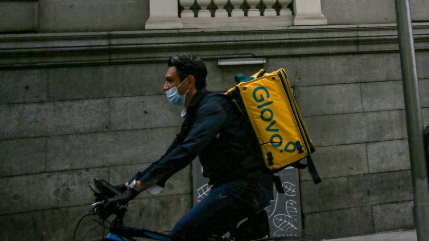 Un trabajador de Glovo circula por la capital el mismo día en que se han peatonalizado diversas vías a causa de la distancia de seguridad exigida por el Covid-19