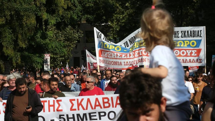 Grecia aprueba ampliar la jornada laboral hasta un máximo de 13 horas diarias