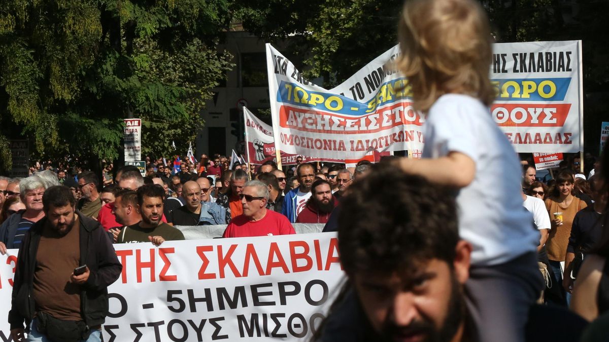 Grecia aprueba ampliar la jornada laboral hasta un máximo de 13 horas diarias