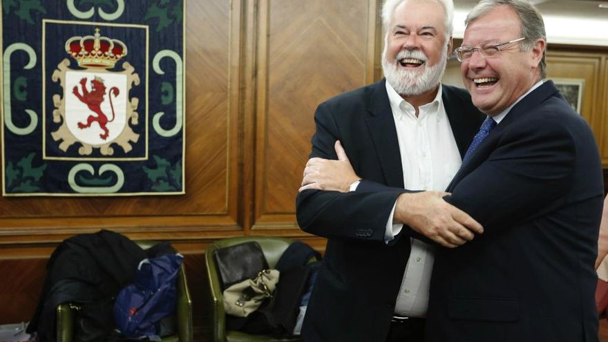 Carlos S. Campillo / Ical. El alcalde de León, Antonio Silván, presenta la XXXIII Festival Internacional de Órgano Catedral de León. Junto a él, el director general del Centro Nacional de Difusión Musical (CNDM) del Ministerio de Cultura, Antonio Moral.