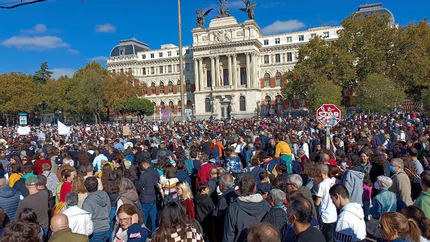 Panorámica de la columna que sale desde la estación de Atocha.