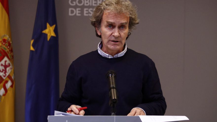 El director del Centro de Alertas y Emergencias (CCAES), Fernando Simón, ofrece una rueda de prensa para evaluar el estado de la pandemia de la COVID-19, este lunes en el Ministerio de Sanidad, en Madrid. EFE/Javier López Hernández