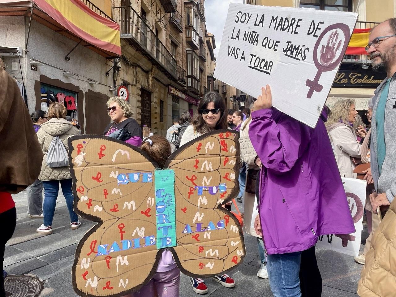 Lemas en las pancartas de la manifestación del 8M en Toledo.