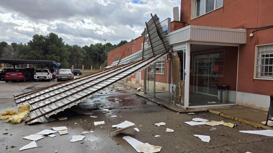 Imagen de la caída del techo de chapa del centro de salud de Alcázar de San Juan (Ciudad Real)