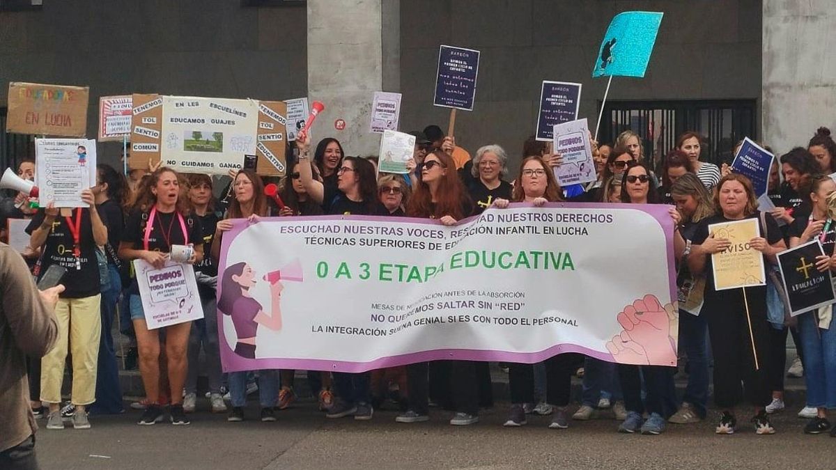 Las educadoras infantiles recalcan la importancia de su trabajo en el desarrollo y bienestar de los menores. En la imagen, una concentración ante la Consejería de Educación de Asturias.
