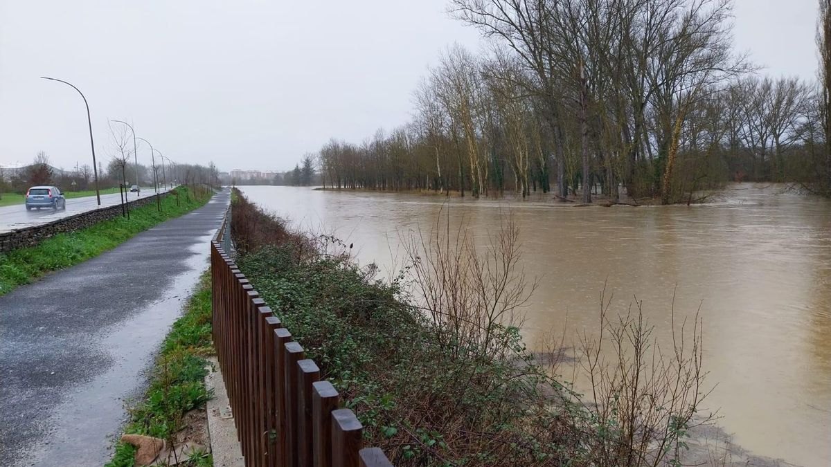 El Zadorra, a su paso por Gamarra, en Vitoria