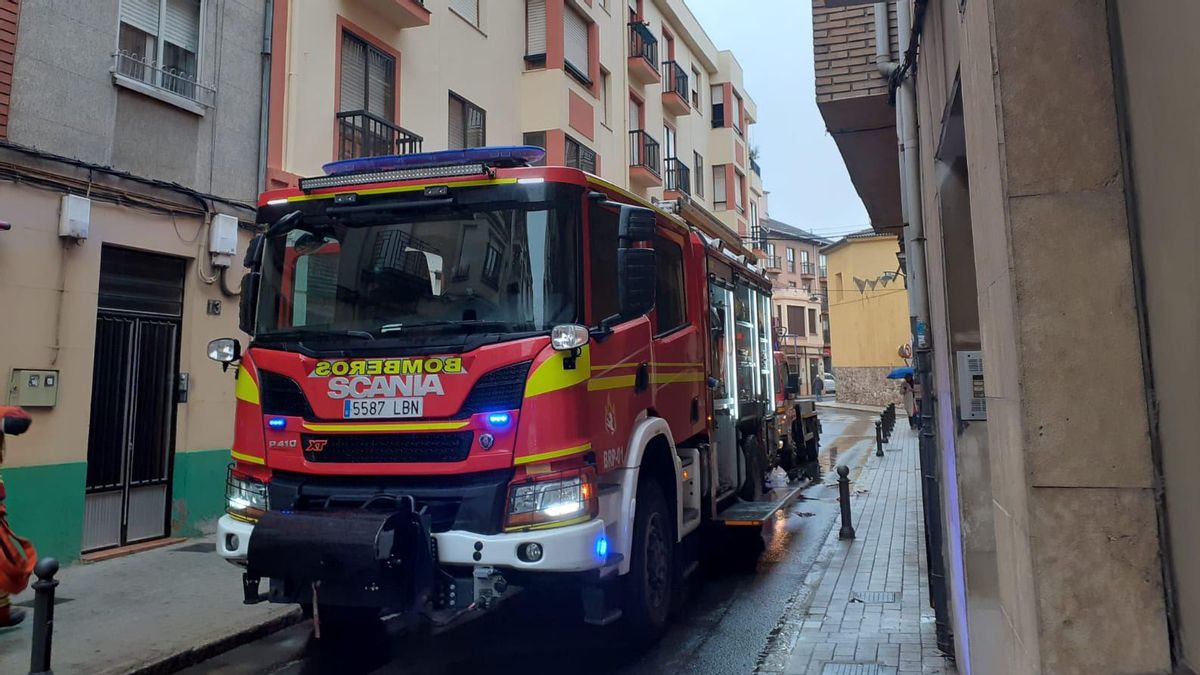Incendio en la calle Villafranca de Astorga, sofocado por los bomberos comarcales de la Diputación.