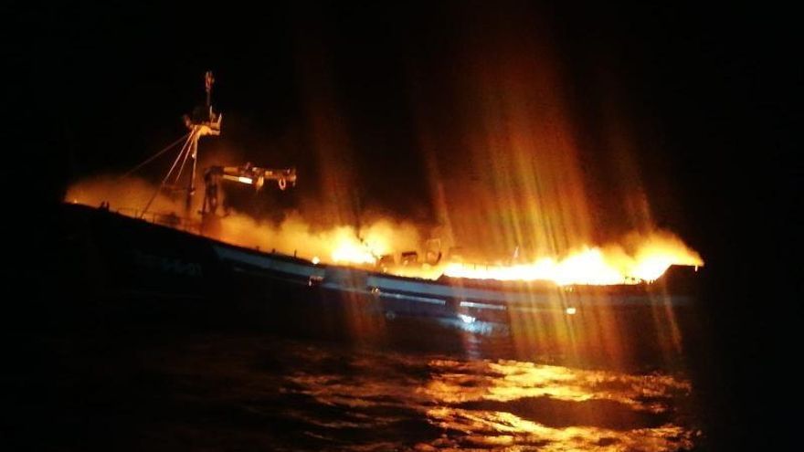 Se hunde el pesquero de Santoña incendiado frente a las costas de Armintza, en Bizkaia