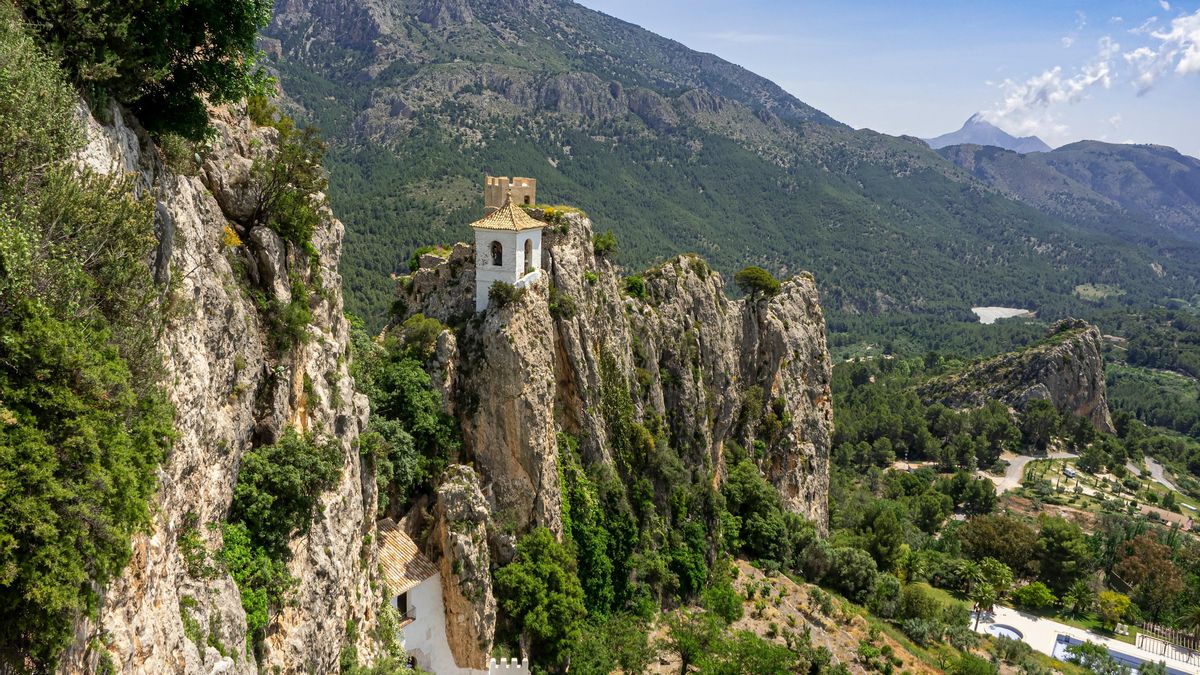 El entorno del castillo permite contemplar panorámicas del valle y del embalse de Guadalest.