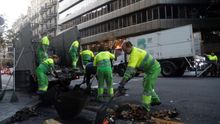 Operarios trabajan en la limpieza del centro de Barcelona.