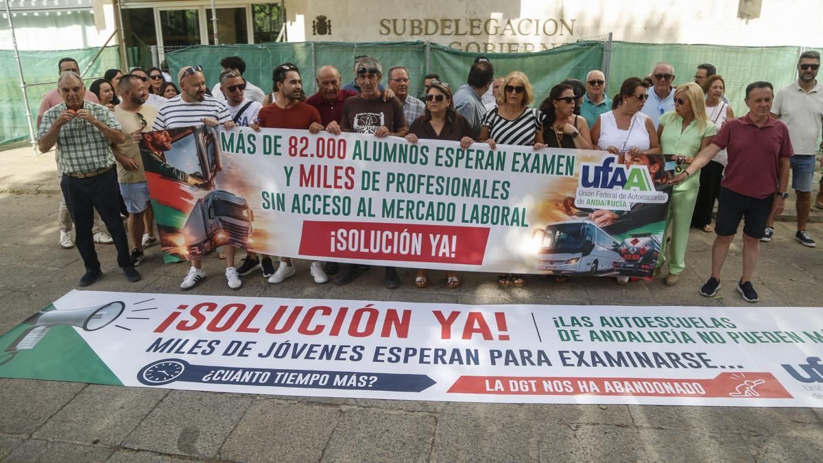 Las autoescuelas se concentran por la situación del servicio de exámenes de la Dirección General de Tráfico