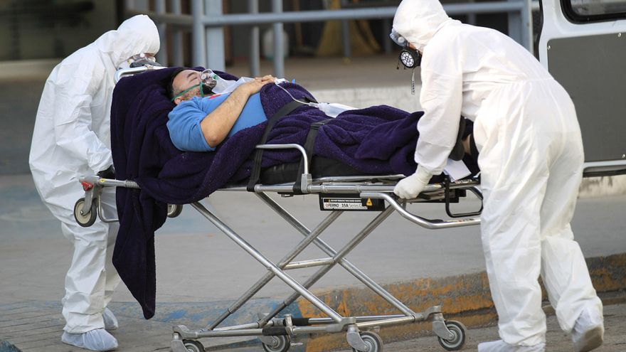 Trabajadores de la salud  ingresan a un hombre afectado por el coronavirus hoy, en el Hospital General de la fronteriza Ciudad Juárez (México). EFE/Luis Torres
