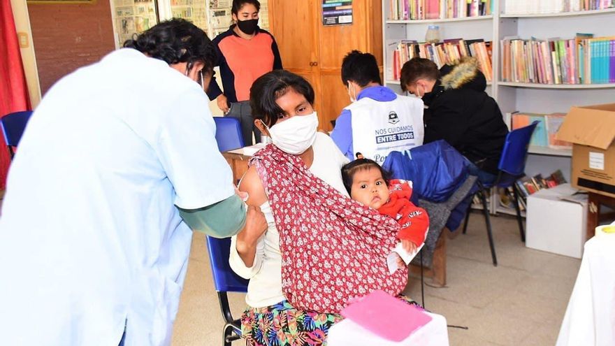 Casi el 30% de la población del país recibió la primera dosis contra el coronavirus