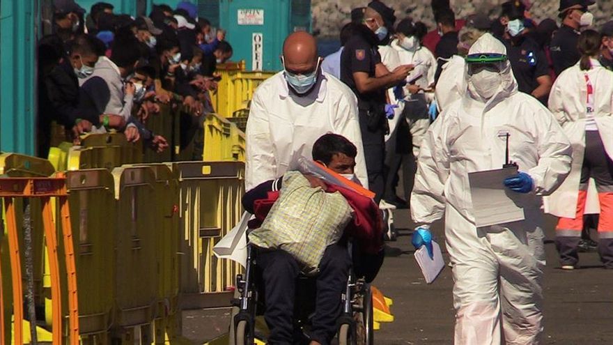 Inmigrantes en el muelle de Arguineguín, este viernes