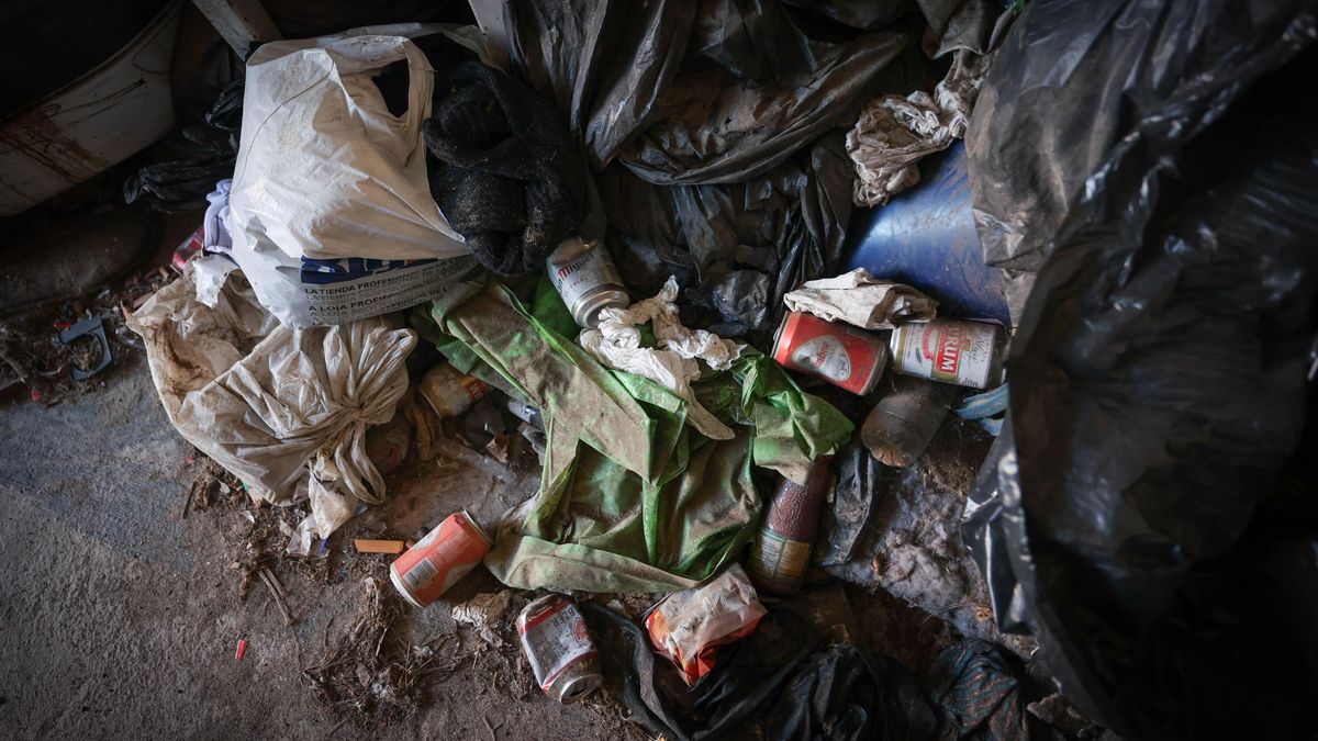 Restos de basura en el suelo del parking, en una zona común.